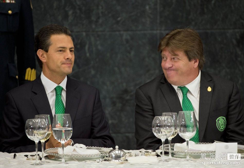 墨西哥总统设宴招待国家队 表情帝埃雷拉抢镜
