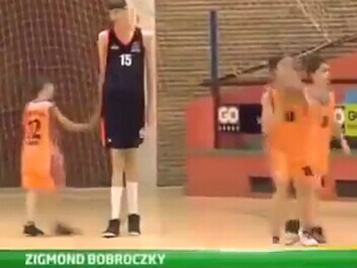 罗马尼亚13岁小孩身高2米24 远超同时期姚明引美职篮关注