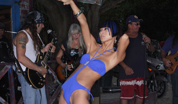 有一种人叫“不露肉会死星人”