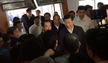 实拍俄罗斯裸女怀抱<em>婴儿</em>