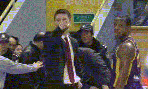 辽宁主帅郭士强不满裁判,直接被罚出场.