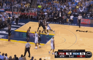 卡特外线轻轻一点,利拉德就飞走,成全了老飞人一次滑翔扣篮.