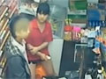 实拍男子打劫 对女店员傻笑后陷入沉思