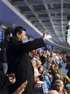 中国冬奥代表团入场 习近平起立挥手致意