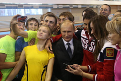 普京遭遇各种“自拍合影”