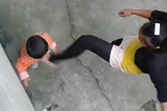 网曝女子打小孩