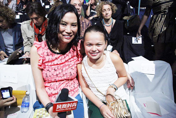 邓文迪携大女儿grace亮相纽约时装周