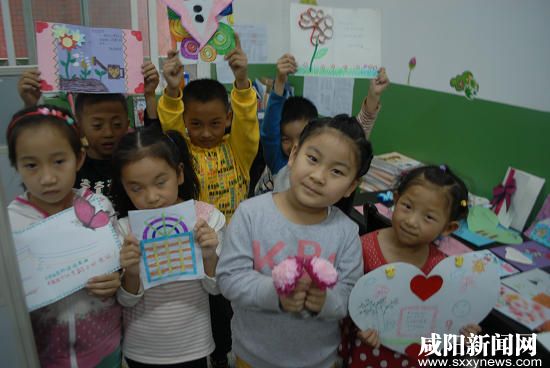 “祝老师节日快乐,身体健康。” 原标题:小学生用废旧品制作手工送老师 本报讯(记者 宋超)“老师辛苦了,祝您节日快乐,身体健康。”“这是我做的康乃馨”“这是我做的贺卡”……9月10日是第30个教师节,秦都区明德学校课间活动时,一年级三班学生张子涵同学手上拿着自己亲手用废旧纸张做好的手工鲜花,兴高采烈地跟同班几名同学一起涌进老师办公室,将几名老师团团围住,该校张老师从孩子手中接过一份