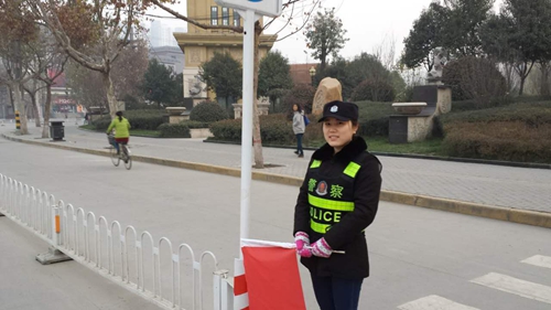 咸阳中院组织志愿者开展交通劝导活动_陕西频