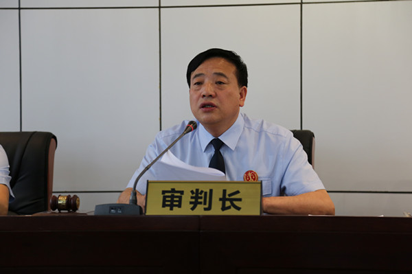 与代表委员座谈 原标题:商洛中院院长开庭审案进校园 本报讯(王海峰