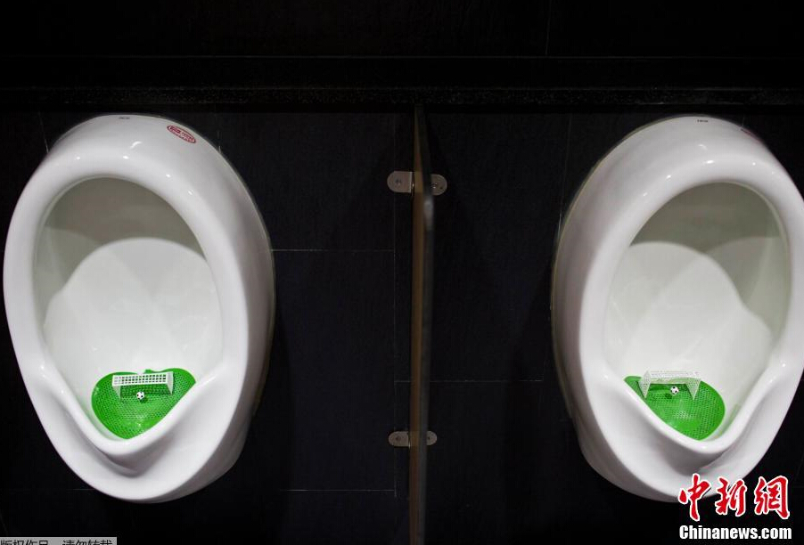 商场男厕小便池里装球门 保洁员称好打扫