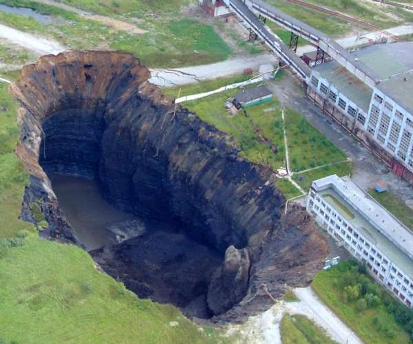俄矿井坍塌现天坑 盘点世界上著名的坍塌巨坑
