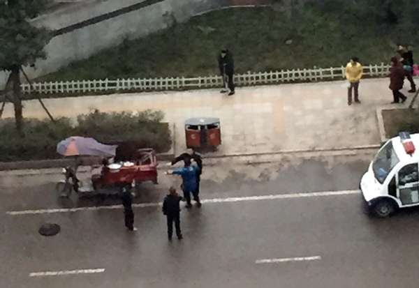 宜宾 城管被女商贩 拽领扭打 全程 打 不还手_海南