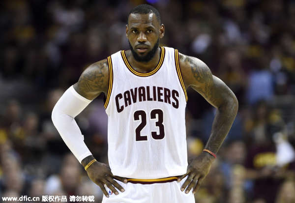 勇士时隔40年再夺总冠军 詹姆斯提前与库里握