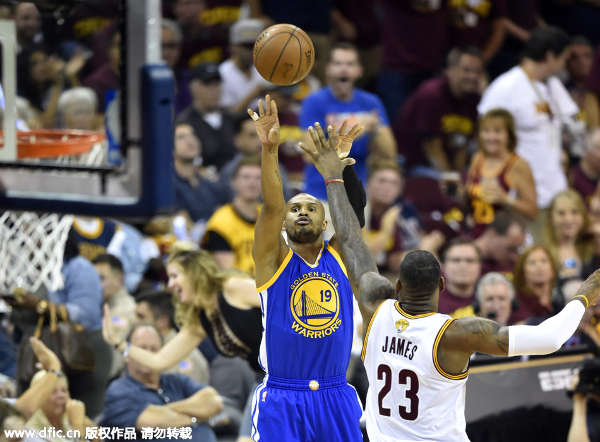 勇士时隔40年再夺总冠军 詹姆斯提前与库里握