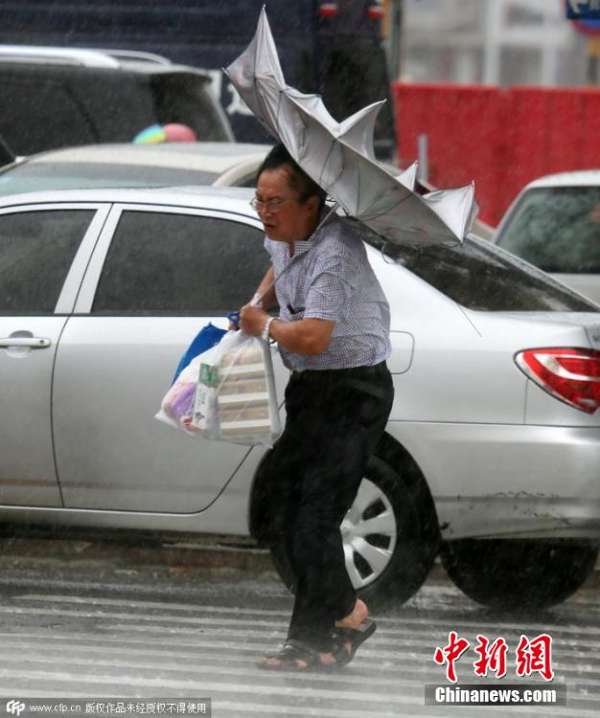 台风鲸鱼三亚掀大浪 游客冒险戏水