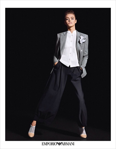 <em>阿玛尼</em>副牌<em>Emporio Armani</em>最新<em>女装</em>广告_青岛