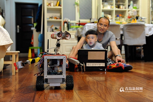独家:80后工科男成万能奶爸 自制机器人送儿子
