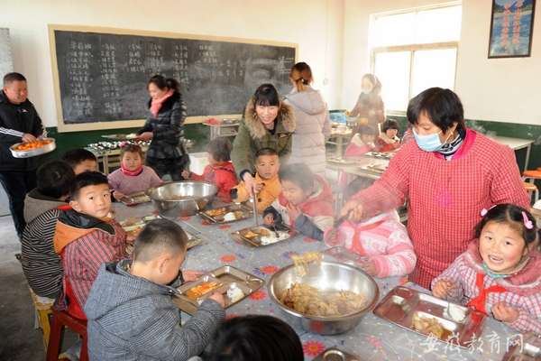 淮北小学志愿者老师开办留守儿童开心餐厅