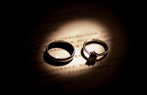男子<em>偷他人</em>结婚钻戒送<em>女友</em> 民警扮情人将其约