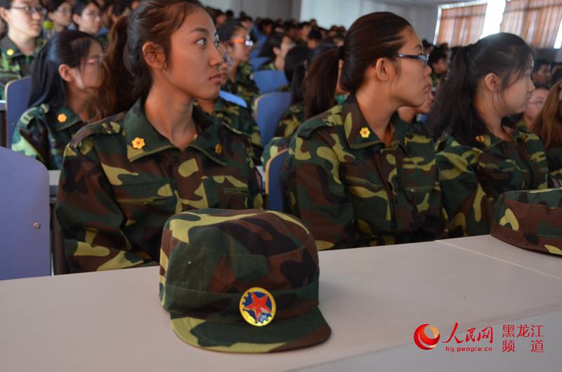 黑龙江各地群众观看阅兵直播 中国红刷爆朋友