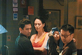 翻版关之琳与老公当街亲热 力破丈夫同性恋传