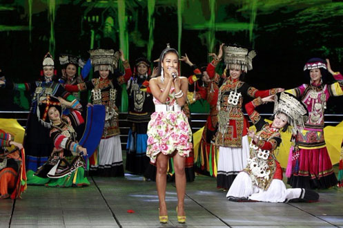 吉克隽逸首次亮相央视 避谈直通春晚落选