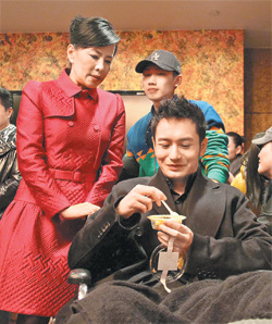 黄晓明伤腿得福翘脚等周润发爱妻服侍(图)