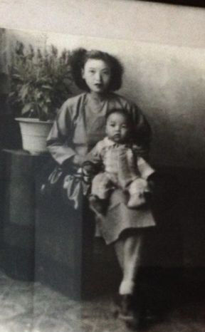 温碧霞被母亲抱着的童年照。