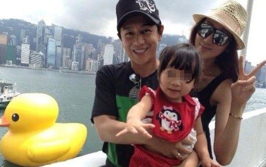 陈浩民妻子挺大肚与女儿拍写真庆六一(图)