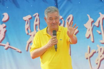赵本山率众弟子下乡义演 邀记者坐其私人飞机随行