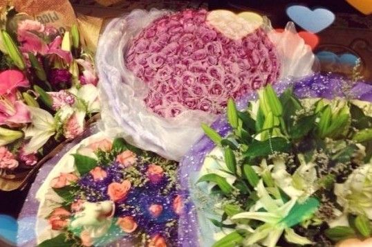 李小璐与贾乃亮片场庆结婚周年 被封中国好媳妇