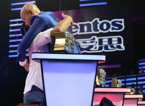 乐嘉为残疾选手下跪惹热议 网友:秒杀其它选秀