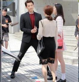 Rain为照顾拍戏<em>女演员</em>劈开腿自降<em>身高</em> 被现场