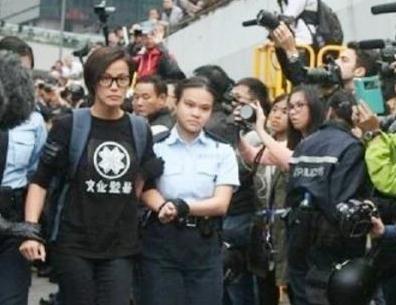 香港歌手何韵诗因占中事件被警察带走 何韵诗