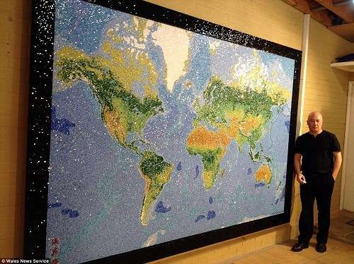 张伯伦用33.3万块玻璃拼出了全球最大的“拼图地图”