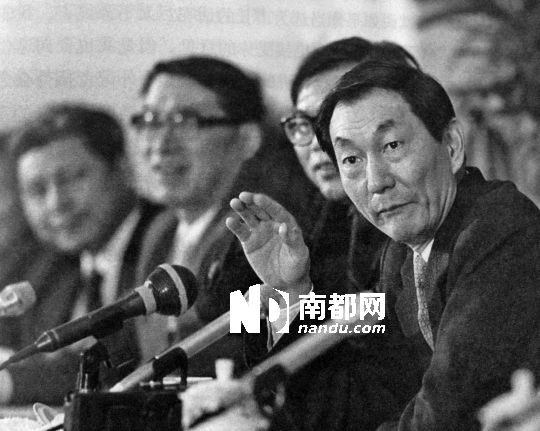 1988年4月30日上海市九届人大一次会议闭幕，新当选的上海市长朱镕基举行第一次中外记者招待会。