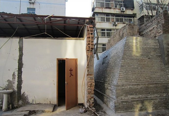咸阳明城墙与厕所相邻 仅存20余米长引网友叹息