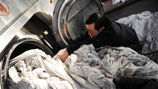 探访西安铁路局洗涤厂 春运期间日洗卧具13万件