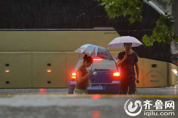 19诶下午，济南出现大到暴雨，并伴有雷鸣闪电。