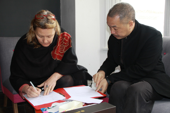 代表团团长陈湘波与开普敦艾德曼画廊签订了《2014深圳国际摄影展与艾德曼艺廊合作意向备忘录》