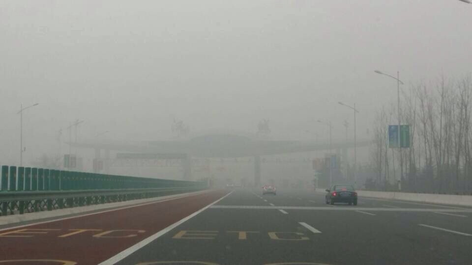 西安咸阳机场高速雾灯为何在重度雾霾中集体