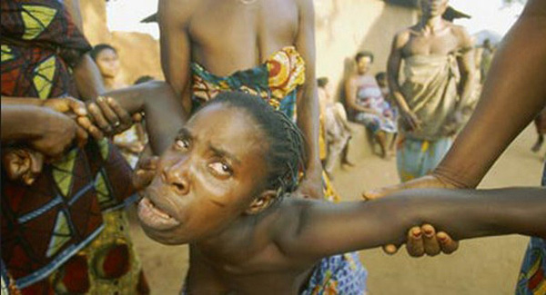 全球惨绝人寰陋习大盘点:少年割礼活体祭祀童