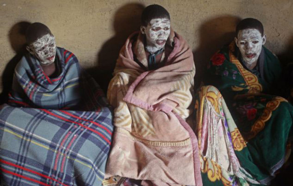 全球惨绝人寰陋习大盘点:少年<em>割礼</em>活体祭祀童