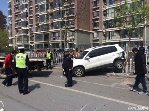 女司机引发的事故:女子停车连撞护栏 妻子倒车