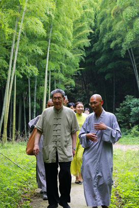 楼宇烈教授在明影法师陪同下参观药山竹林(图片来源:药山寺提供)