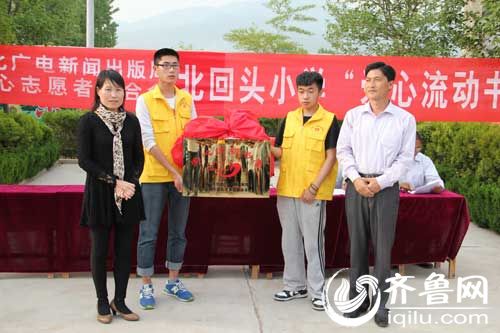 日照市文化广电新闻出版局李科长与叩官镇中心小学丁主席为“爱心流动书屋”揭牌。