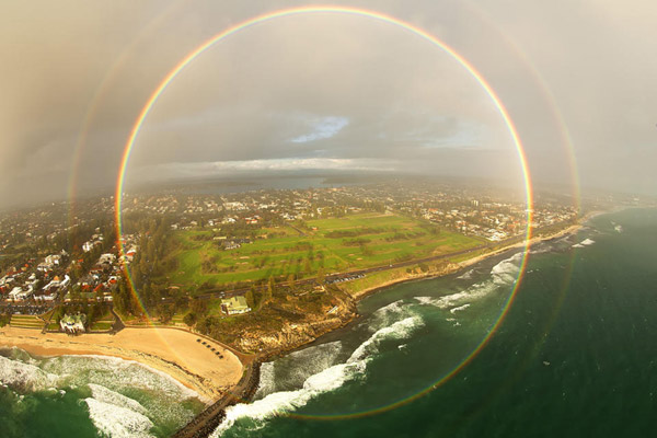 摄影师科林·莱昂哈特捕捉到的全圆形彩虹。（图片来源：美国媒体）
