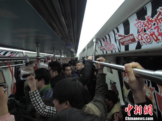 郑州地铁“爱情专列”吸引大量乘客前来体验，拥挤程度堪比春运。 韩章云摄