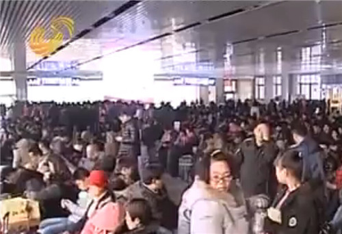 济南火车站候车厅挤满乘客。（视频截图）
